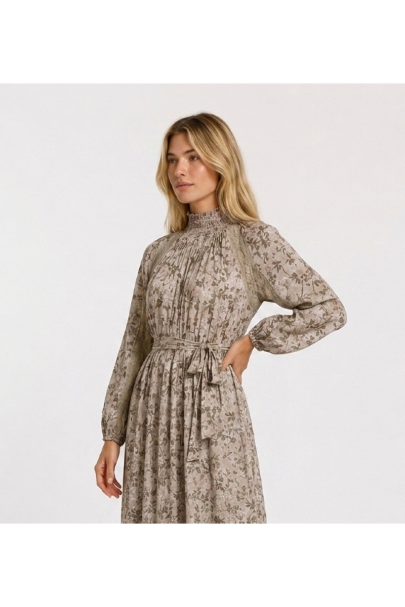 Robe longue maxi rose pâle à motifs floraux verts et dorés. Col smocké, manches bouffantes, détails dentelle, vue latérale.