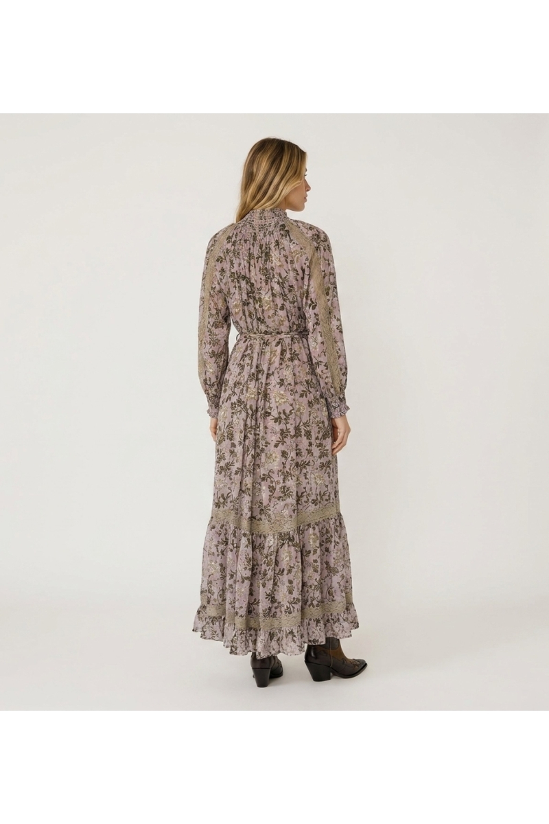 Espalda de vestido maxi rosa claro floral con estampado de hojas verdes/doradas, cuello smock, mangas abullonadas y encaje.