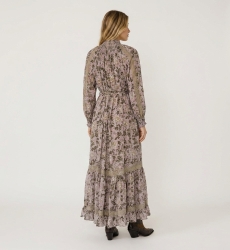 Espalda de vestido maxi rosa claro floral con estampado de hojas verdes/doradas, cuello smock, mangas abullonadas y encaje.