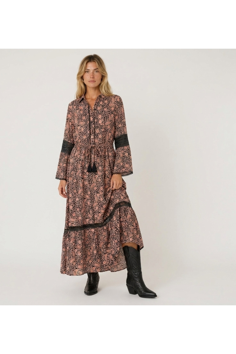 Vestido maxi de manga larga negro y melocotón con estampado paisley, cuello, cintura fruncida y encaje.