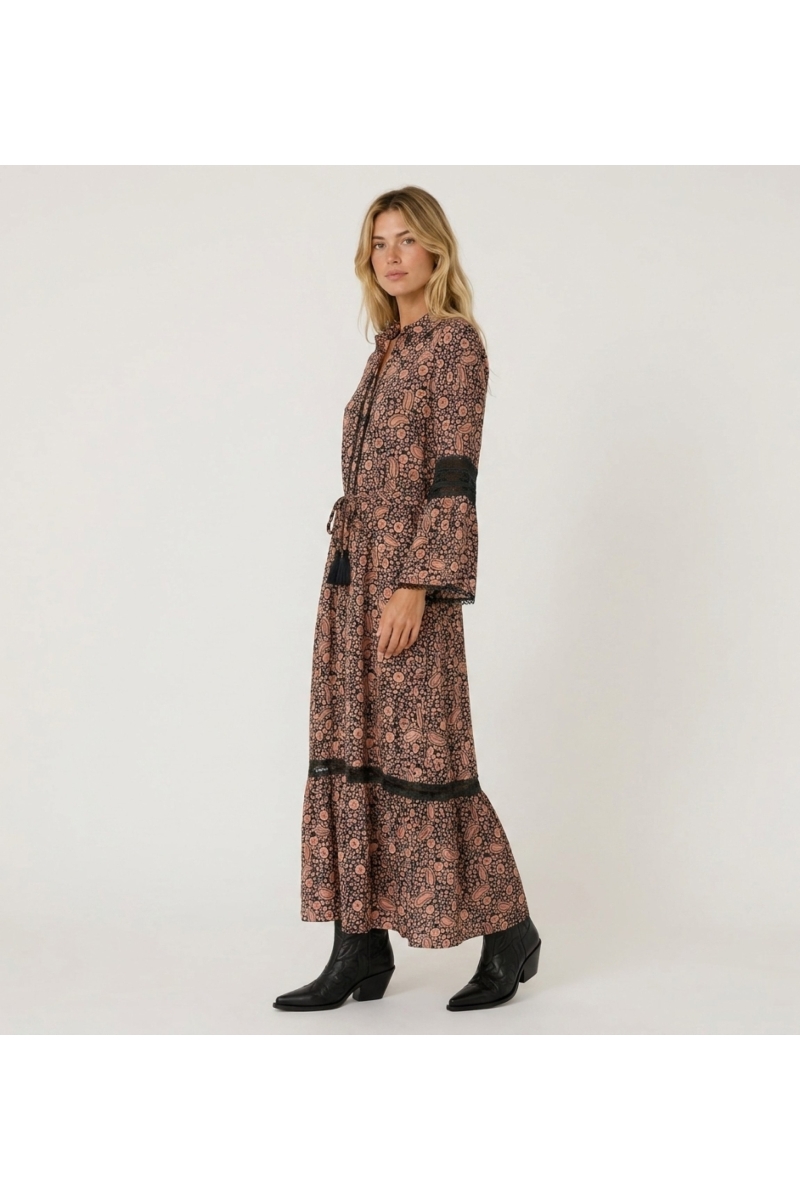 Robe longue femme noire et pêche à motif cachemire, manches longues, col, taille smockée et dentelle.