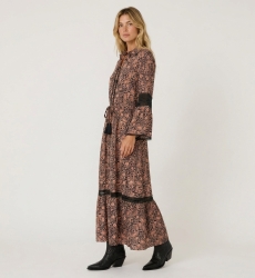 Robe longue femme noire et pêche à motif cachemire, manches longues, col, taille smockée et dentelle.