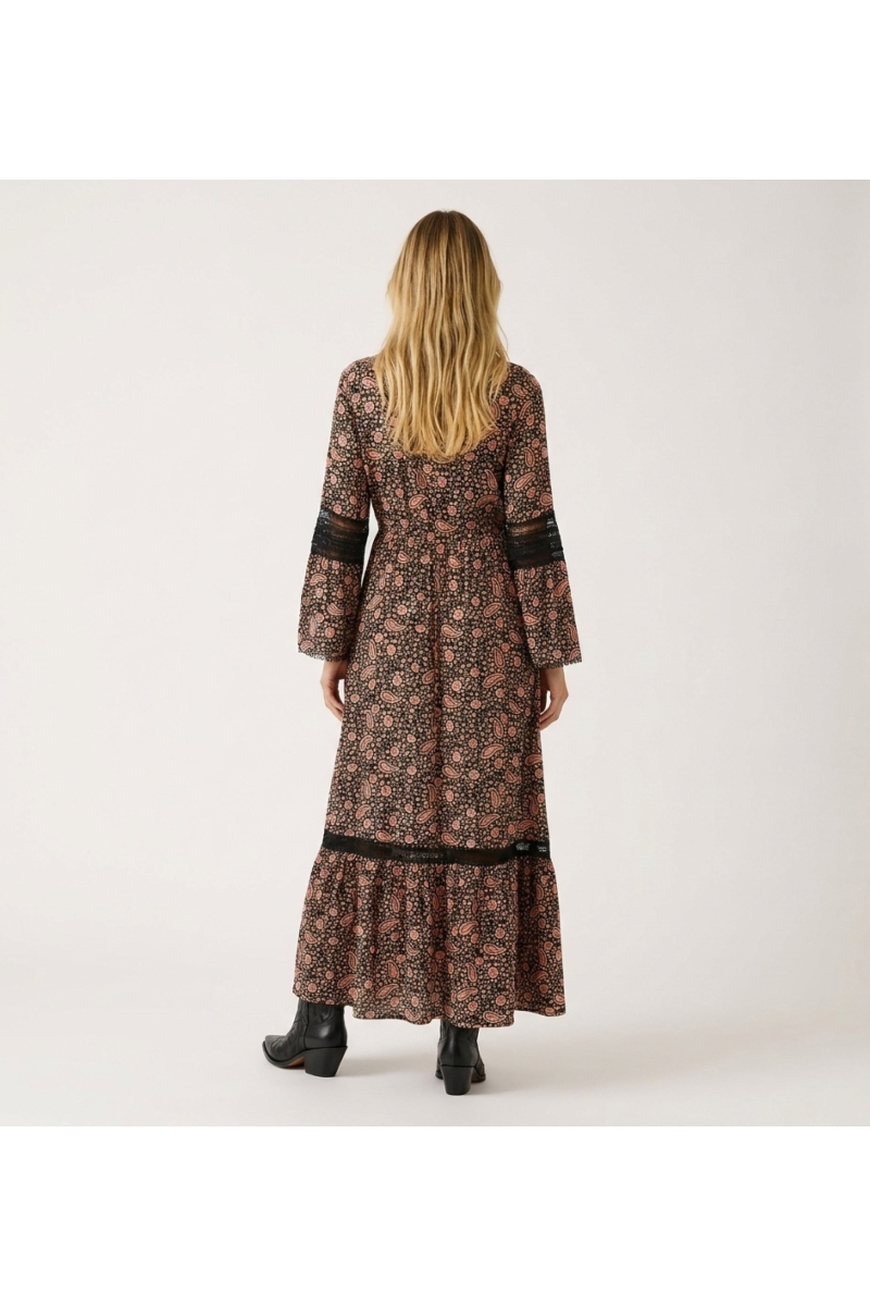 Vista trasera vestido largo manga larga estampado cachemir negro y melocotón, cuello, cintura smock, encaje.