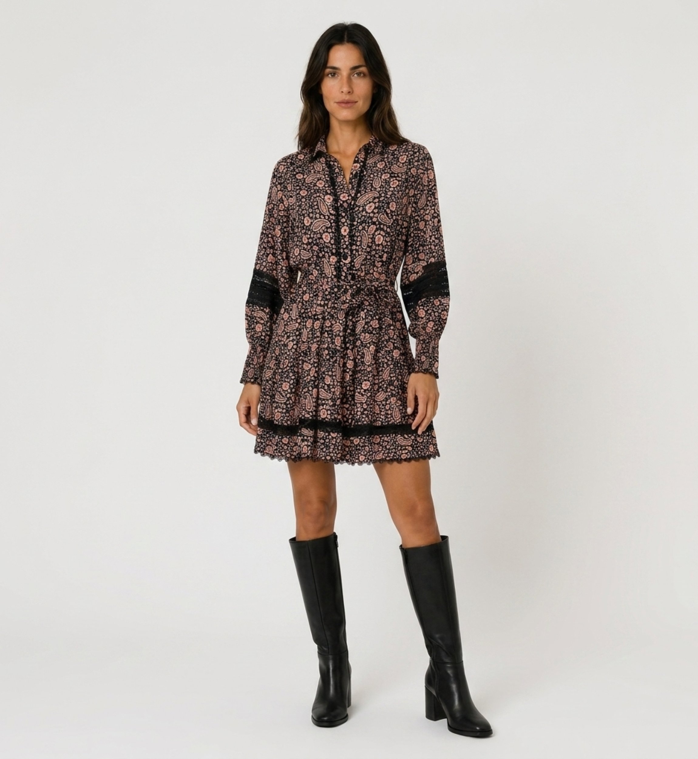 Minivestido estampado floral cachemira negro y rosa, mangas abullonadas largas, cuello en V, detalles encaje negro.