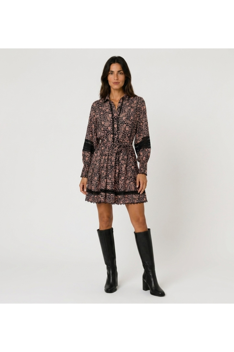 Minivestido estampado floral cachemira negro y rosa, mangas abullonadas largas, cuello en V, detalles encaje negro.