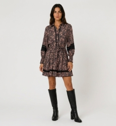 Minivestido estampado floral cachemira negro y rosa, mangas abullonadas largas, cuello en V, detalles encaje negro.