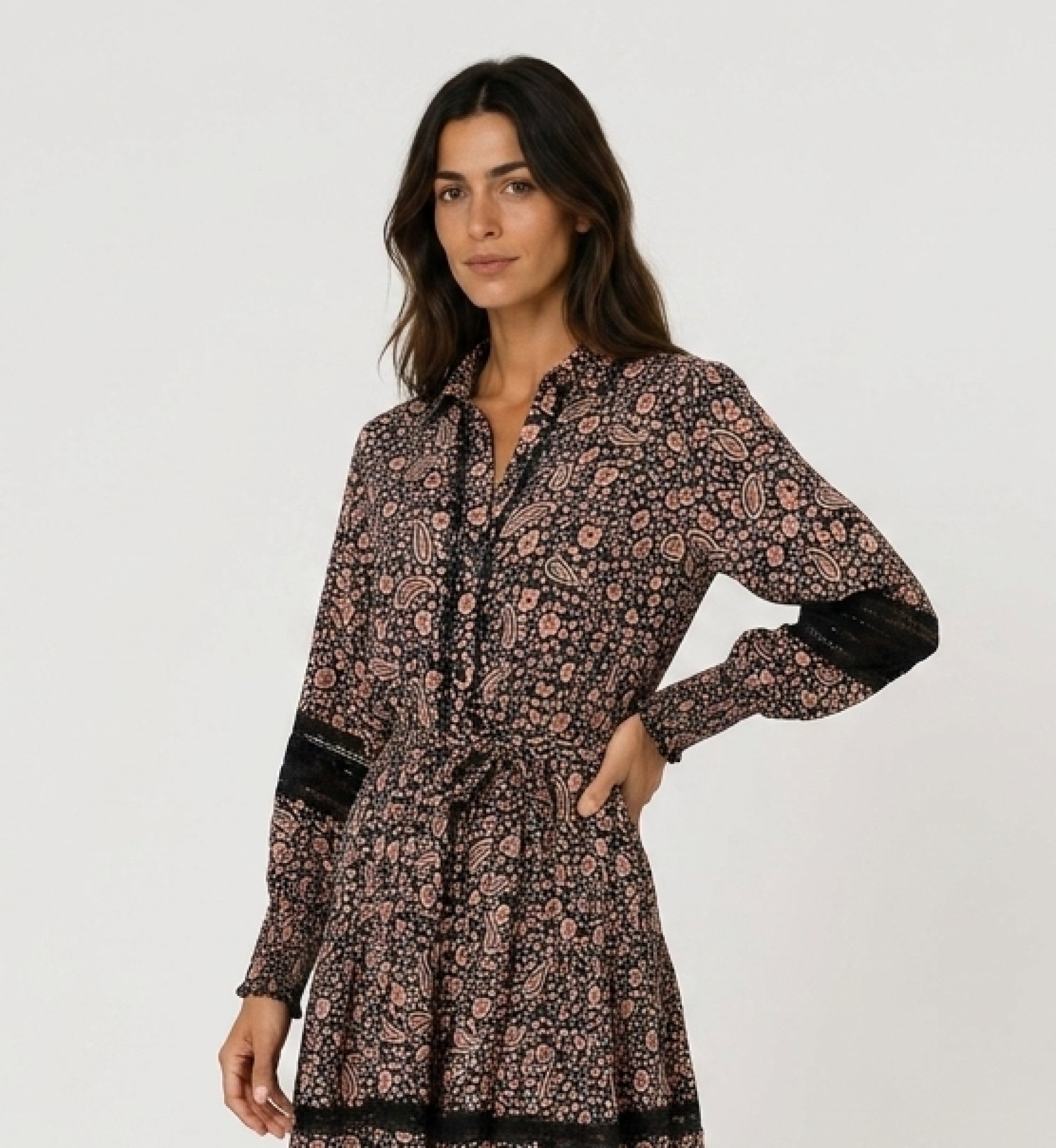 Minivestido floral cachemir negro y rosa, mangas largas abullonadas, cuello V y encaje, vista lateral.