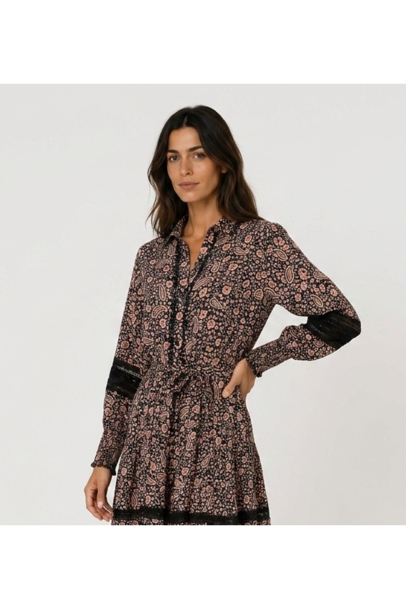 Minivestido floral cachemir negro y rosa, mangas largas abullonadas, cuello V y encaje, vista lateral.