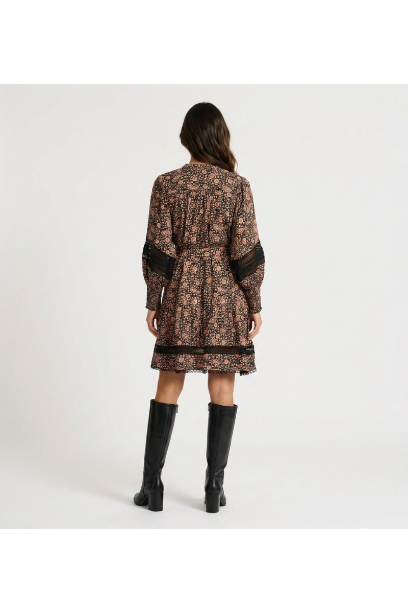 Dos d'une robe courte noire et rose à imprimé floral cachemire, manches longues bouffantes, col V et détails en dentelle.