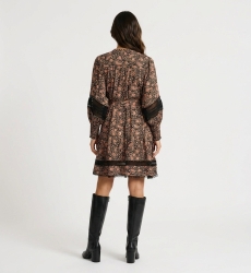 Vista trasera de minivestido negro y rosa con estampado floral cachemir, mangas abullonadas y cuello V con encaje.