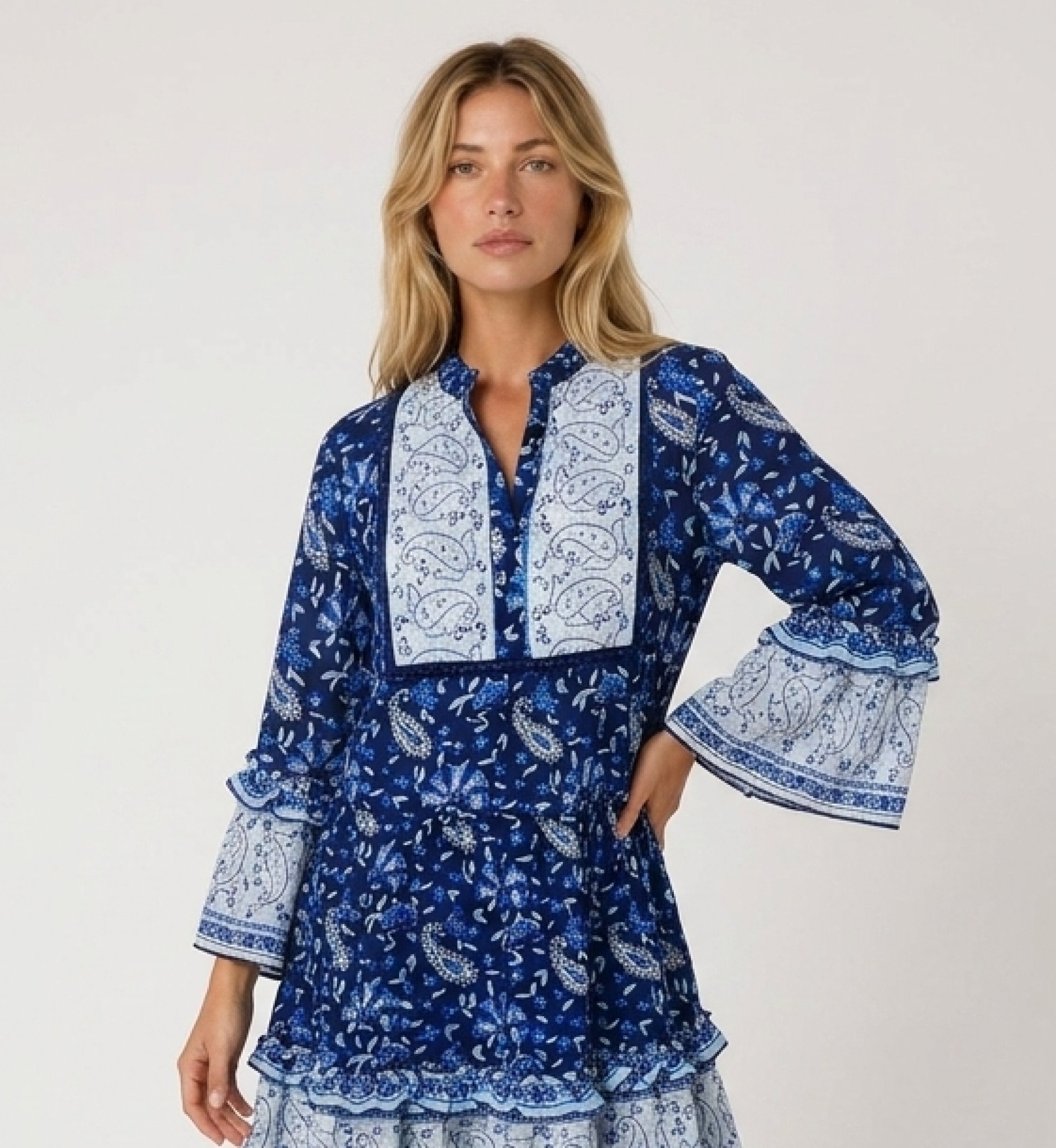 Minivestido azul y blanco estampado floral cachemira, cuello V, mangas tres cuartos con volantes, falda escalonada, vista latera