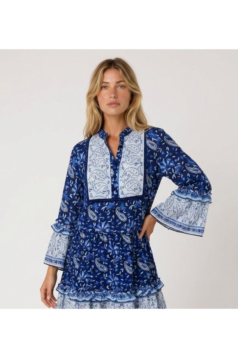 Minivestido azul y blanco estampado floral cachemira, cuello V, mangas tres cuartos con volantes, falda escalonada, vista latera