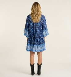Espalda de mini vestido azul y blanco estampado cachemir floral, cuello V, mangas tres cuartos con volantes, falda escalonada.