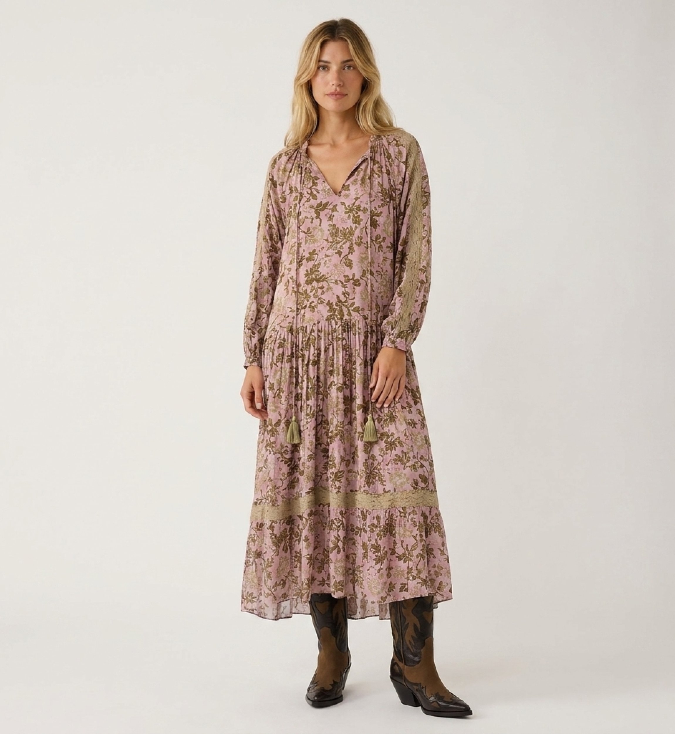 Robe longue fluide lavande à manches longues, motifs floraux sombres, dentelle sauge et encolure à cordons avec pompons.