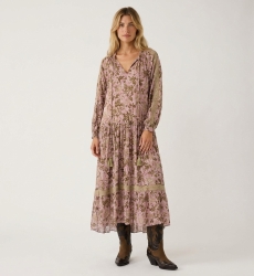 Vestido maxi largo lavanda de manga larga, diseño floral oscuro, detalles de encaje salvia y escote con cordón y borlas.