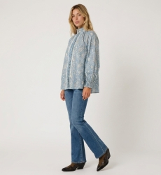 Blusa mujer azul claro manga larga, estampado cachemir, cuello alto, abotonada, puños con volantes.
