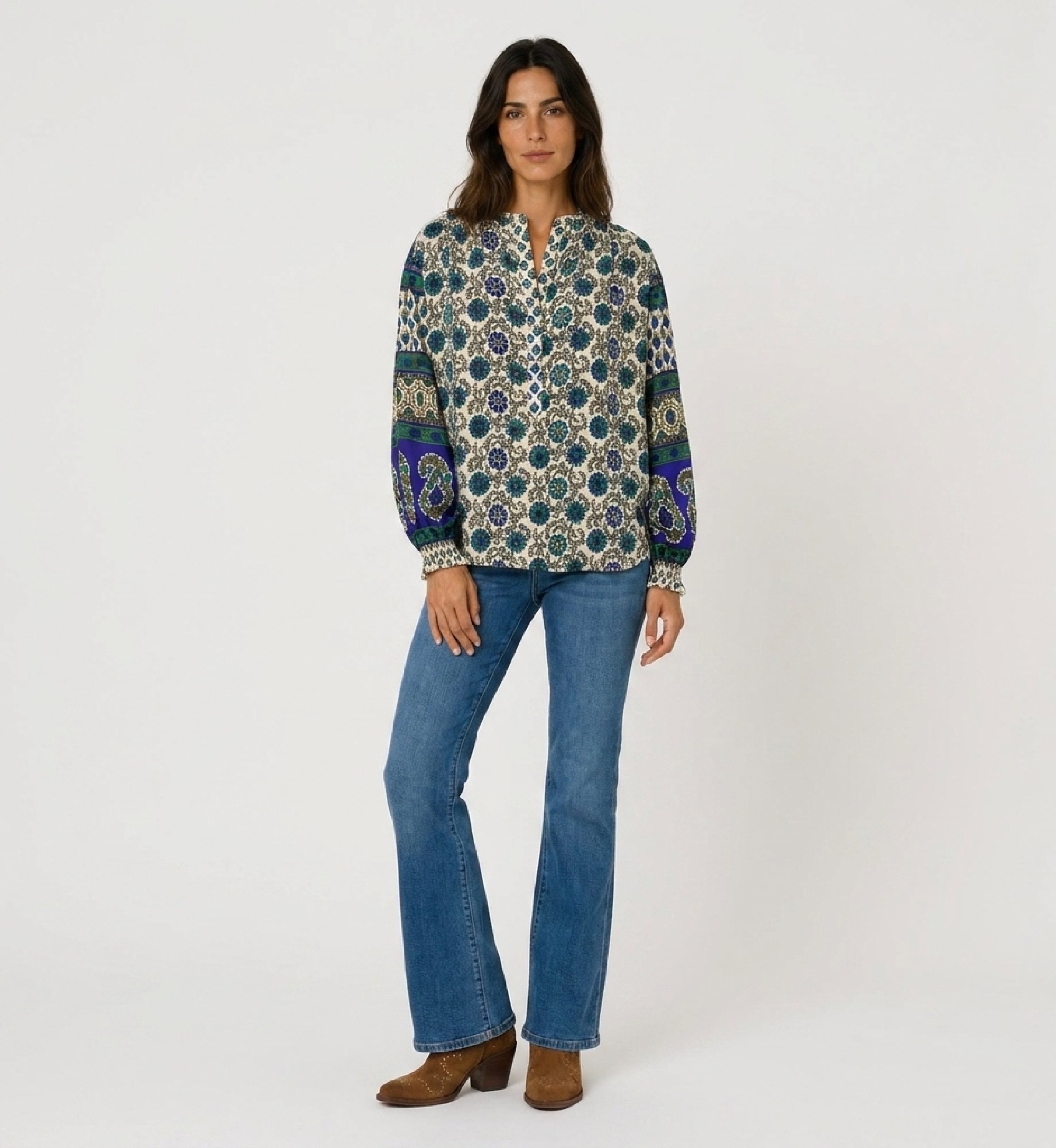 Vue de face : Blouse crème à manches longues, imprimé floral bleu & vert, manches ballon contrastantes, tissu léger.