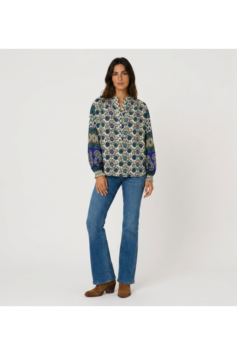 Vue de face : Blouse crème à manches longues, imprimé floral bleu & vert, manches ballon contrastantes, tissu léger.