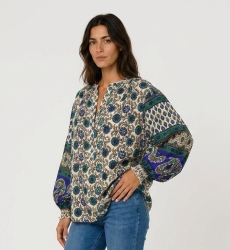 Blouse écru manches longues, motif floral bleu vert. Tissu léger, manches ballon contrastantes. Vue trois-quarts.