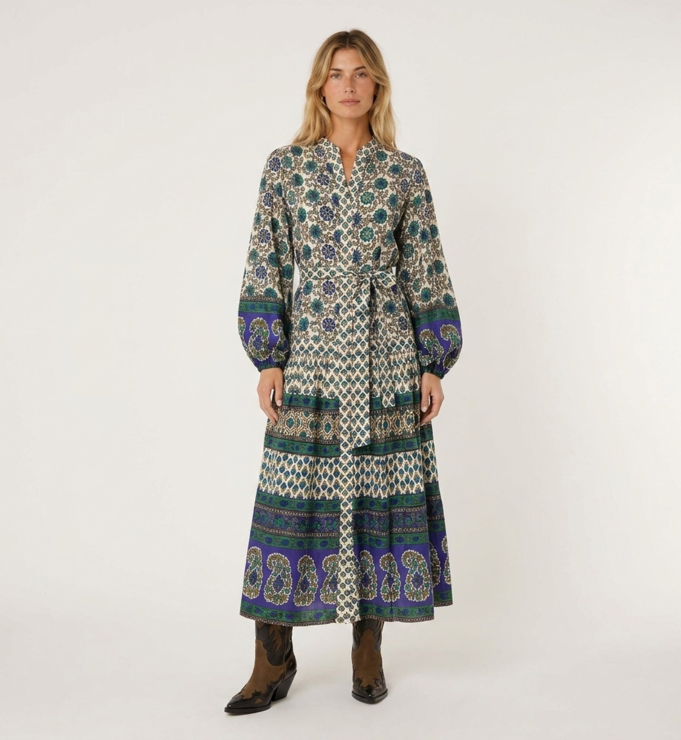 Robe midi manches longues crème, bleu, vert, motifs géométriques et floraux, taille nouée, jupe étagée, vue de face.