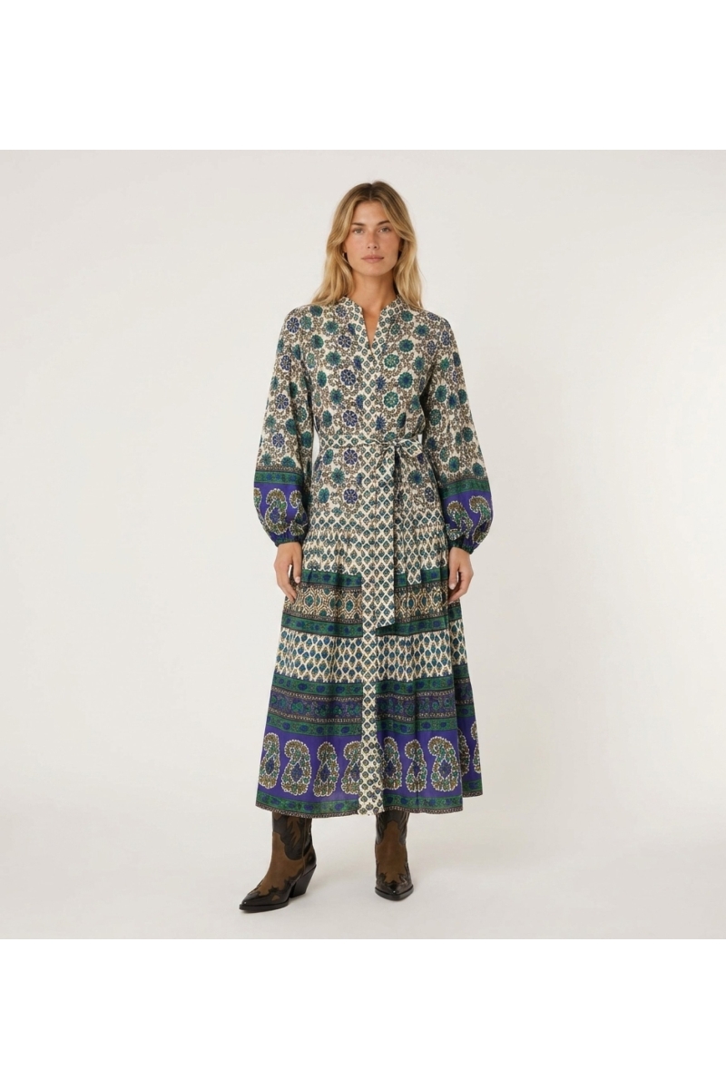 Robe midi manches longues crème, bleu, vert, motifs géométriques et floraux, taille nouée, jupe étagée, vue de face.