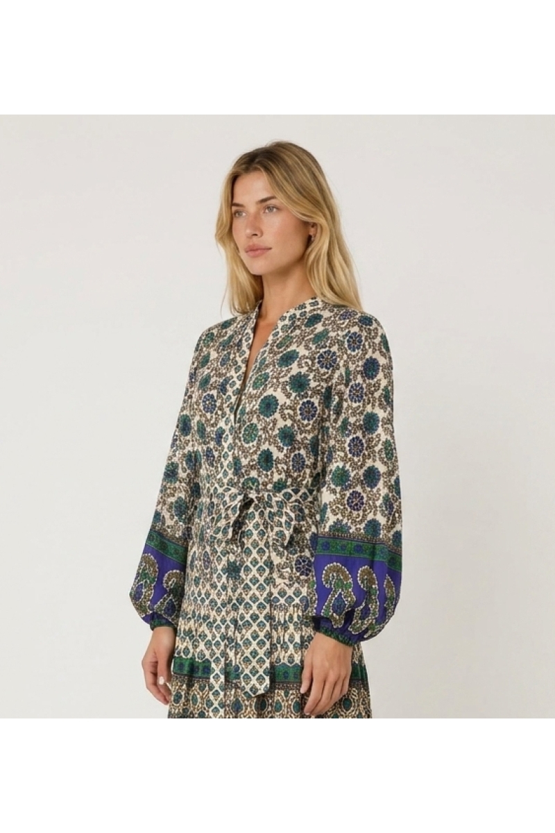 Robe midi manches longues crème, bleu, vert, motifs géométriques et floraux, taille nouée, jupe à volants.
