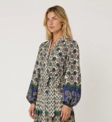 Robe midi manches longues crème, bleu, vert, motifs géométriques et floraux, taille nouée, jupe à volants.