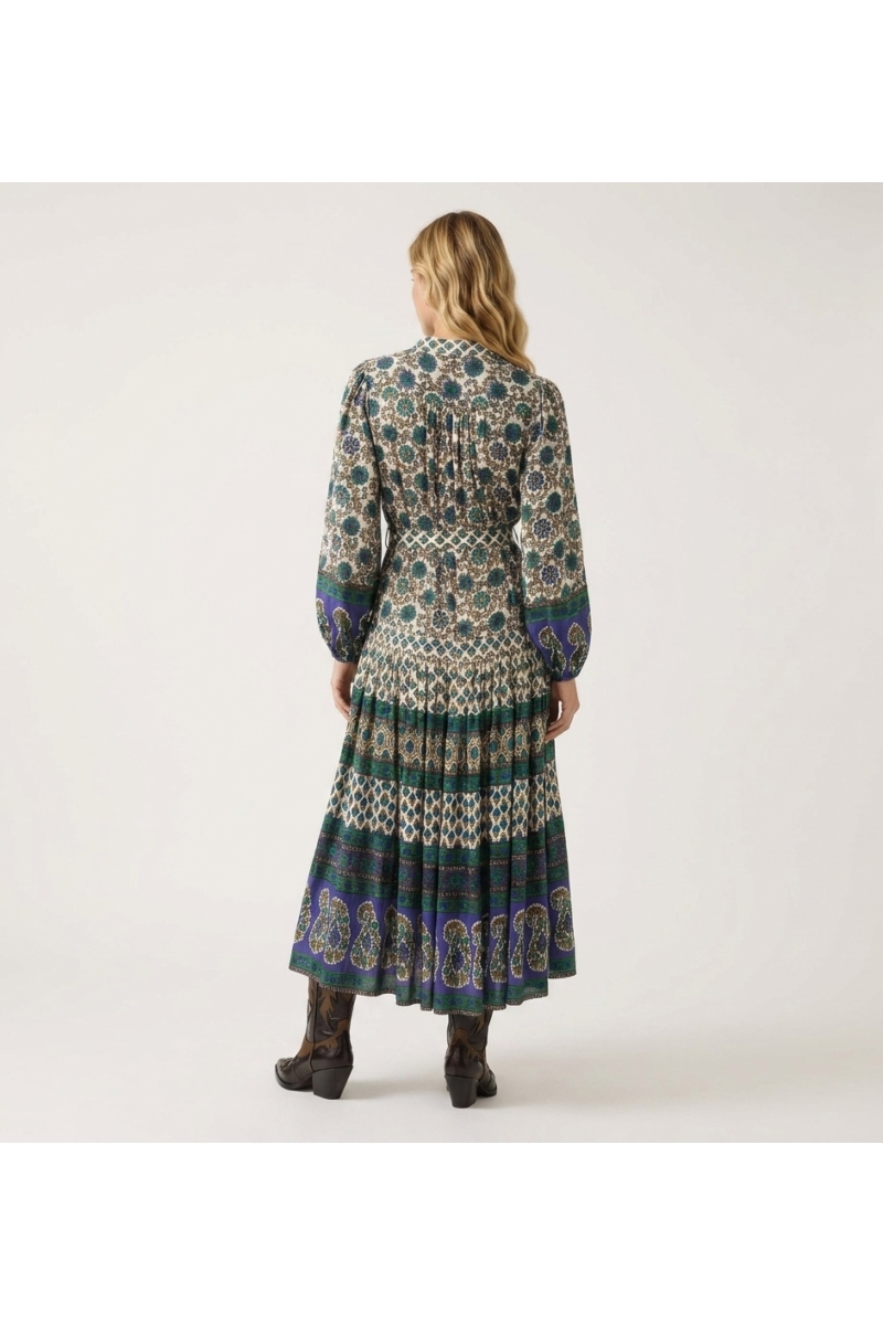 Vue dos robe longue manches longues crème, bleu, vert à motifs géométriques et floraux, taille nouée, jupe étagée.