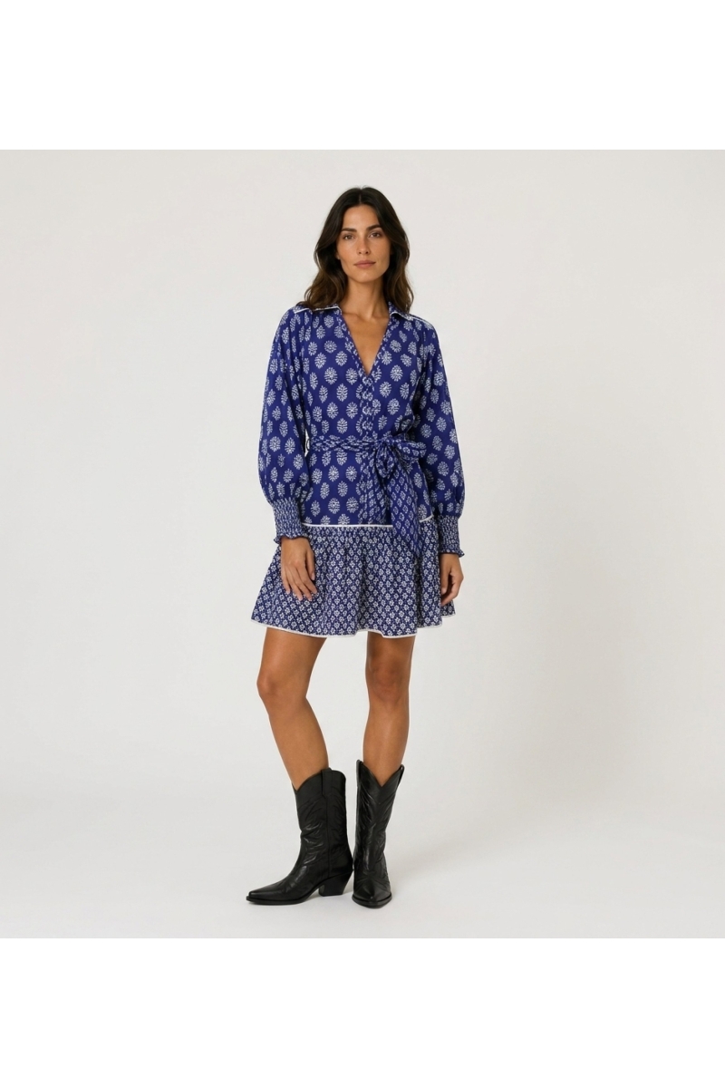 Vue de face: Blouse bleue fleurie col V, manches longues, poignets smockés, tissu léger.
