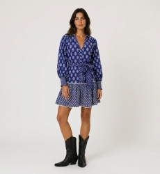 Vue de face: Blouse bleue fleurie col V, manches longues, poignets smockés, tissu léger.