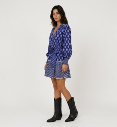 Blouse bleue manches longues, col V, motif floral blanc, poignets smockés, tissu léger, vue 3/4.