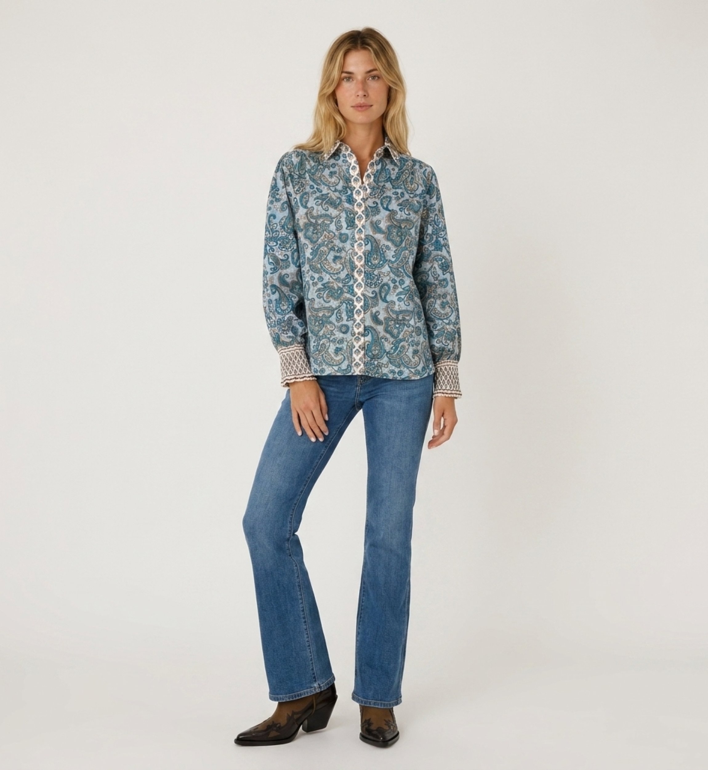 Chemise femme fluide, vue de face. Coupe élégante et moderne, parfaite pour un look décontracté chic ou professionnel.