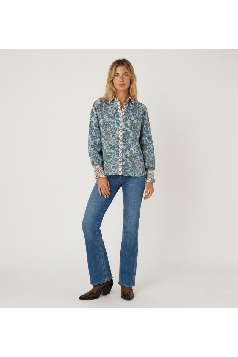 Chemise femme fluide, vue de face. Coupe élégante et moderne, parfaite pour un look décontracté chic ou professionnel.