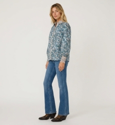 Blusa femenina blanca elegante de corte suelto en tejido ligero y fluido, vista de tres cuartos. Perfecta para un look casual ch