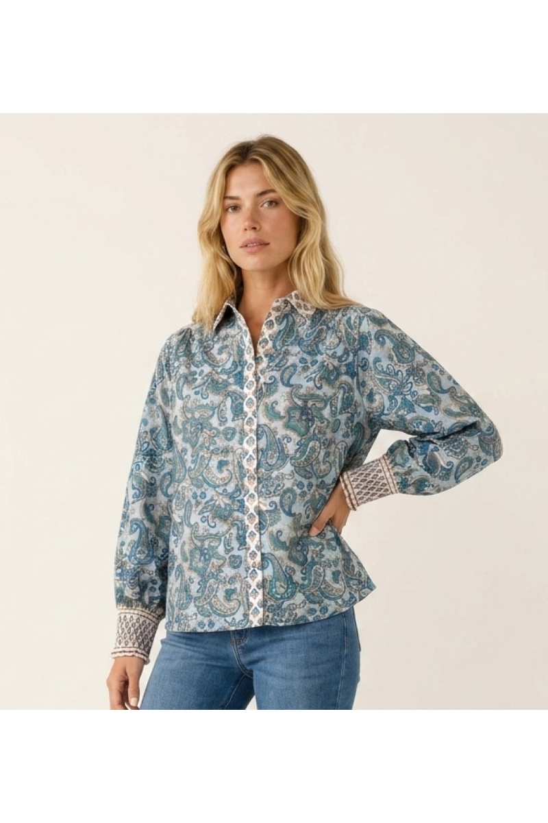 Chemise femme élégante, tissu léger, manches longues, vue trois-quarts. Idéale pour un look professionnel ou décontracté chic.