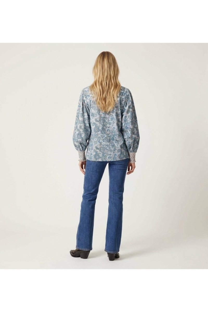 Blusa femenina elegante, diseño fluido, tela ligera, vista de espalda. Ideal para un estilo casual chic.