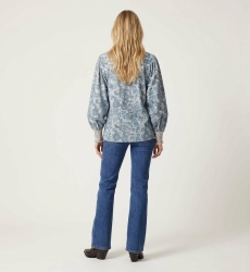 Blusa femenina elegante, diseño fluido, tela ligera, vista de espalda. Ideal para un estilo casual chic.