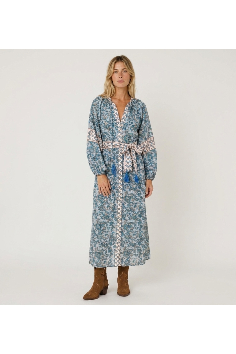 Vue de face d'une longue robe style kimono, fluide et élégante, idéale pour la maison ou la plage.