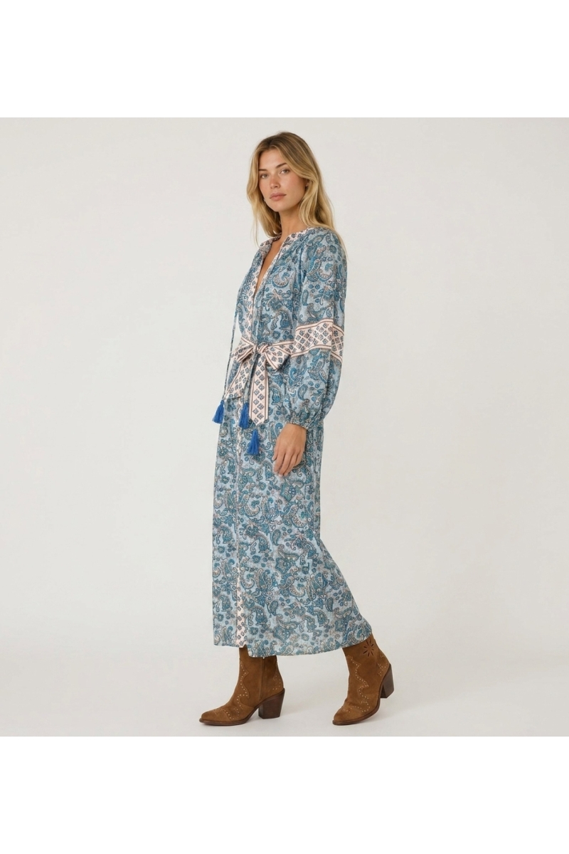 Robe longue style kimono, tissu fluide élégant, vue de trois-quarts. Idéale pour détente ou soirée.