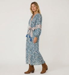 Bata kimono larga, vestido fluido elegante, vista tres cuartos. Perfecta para casa o eventos.
