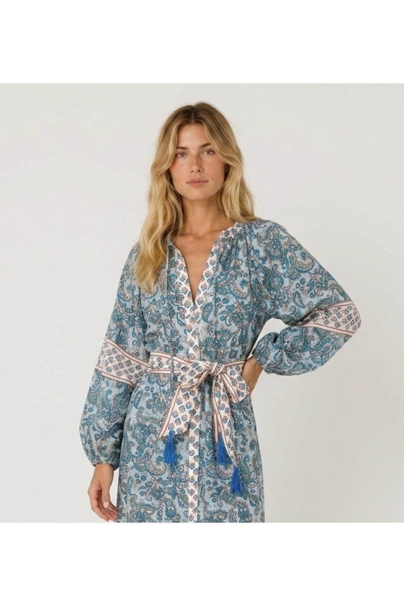 Élégante robe longue style kimono, tissu fluide et léger, motif raffiné, idéale pour l'été, vue de trois quarts de côté.