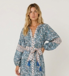 Elegante vestido largo estilo kimono, tela fluida y ligera, diseño chic, ideal para verano, vista de tres cuartos lateral.