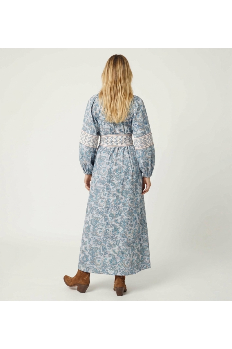 Vestido largo estilo kimono, presentado de espalda, con su silueta fluida y elegante para un look sofisticado.