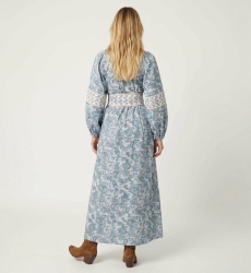 Vestido largo estilo kimono, presentado de espalda, con su silueta fluida y elegante para un look sofisticado.