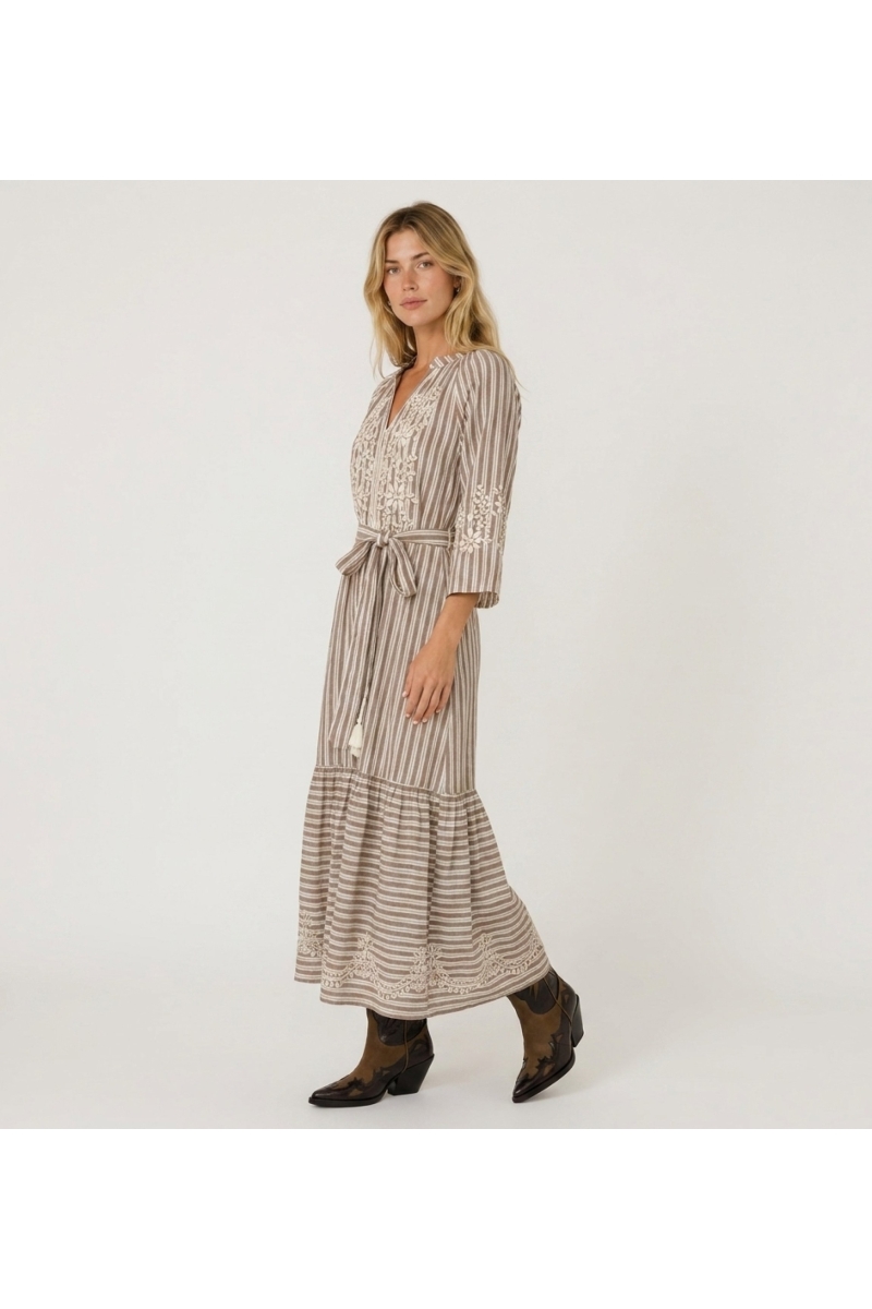 Robe midi rayée marron et blanc, jupe étagée, broderie florale blanche et taille nouée à pompons.