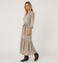 Robe midi rayée marron et blanc, jupe étagée, broderie florale blanche et taille nouée à pompons.