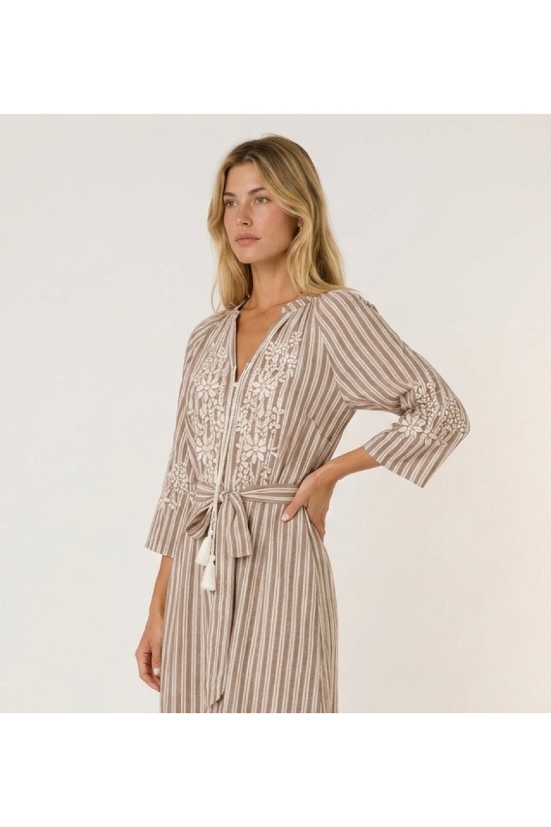 Robe midi rayée marron et blanc, jupe à volants, broderie florale blanche et taille nouée avec pompons, vue de côté.