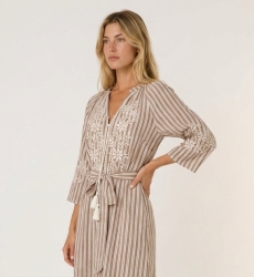 Robe midi rayée marron et blanc, jupe à volants, broderie florale blanche et taille nouée avec pompons, vue de côté.