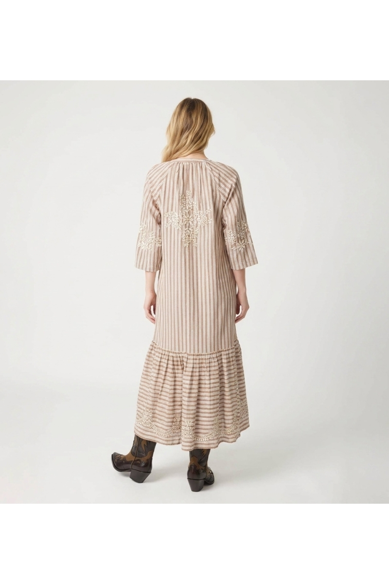 Robe longue midi rayée marron et blanc, dos, jupe étagée, broderie florale blanche, taille nouée à pompons.