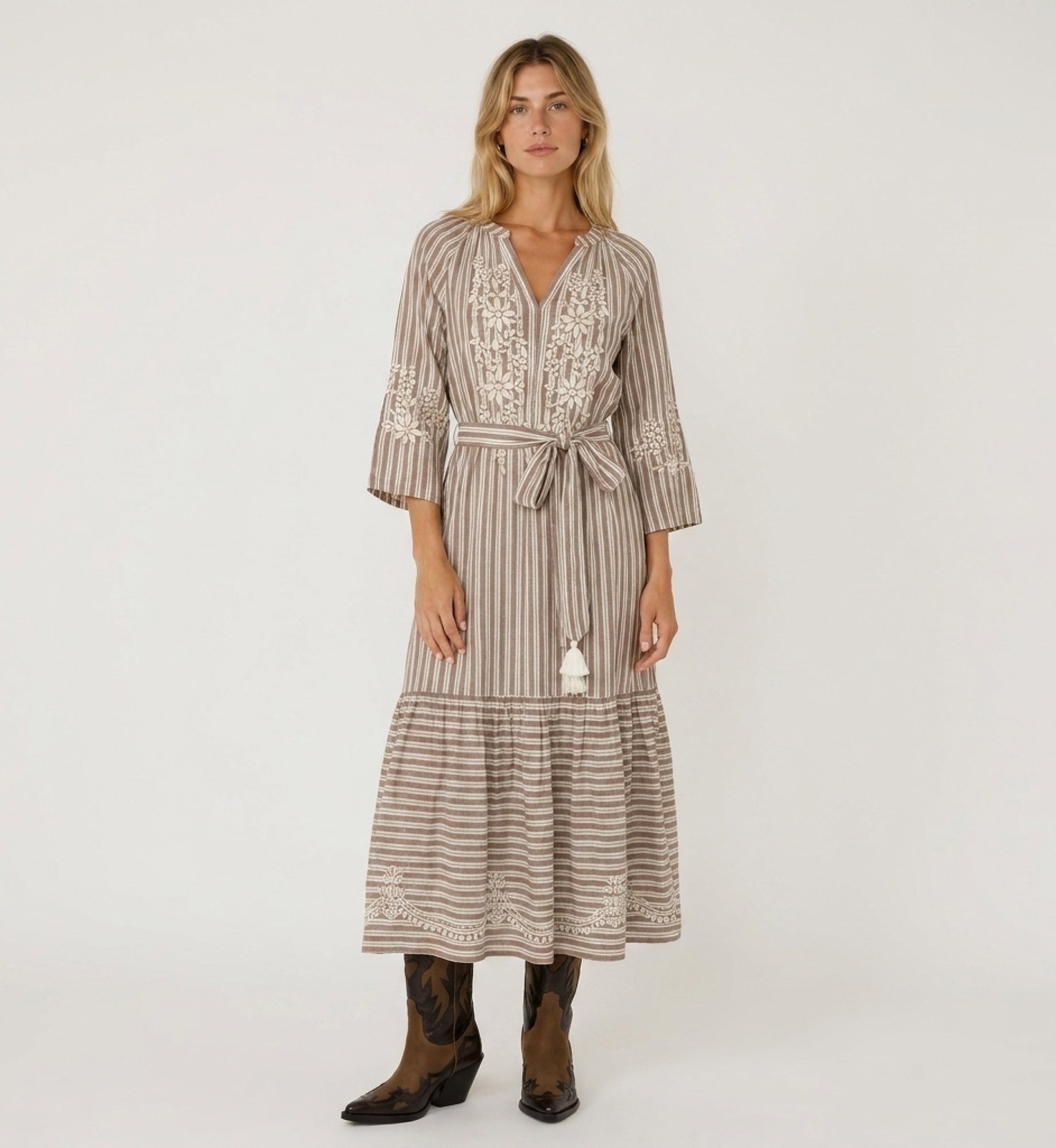 Robe midi rayée marron et blanche, jupe étagée, broderie florale blanche, taille nouée à pompons, vue de face.